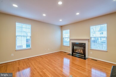 25498 Crossfield Dr, Chantilly, VA 20152 - photo 4