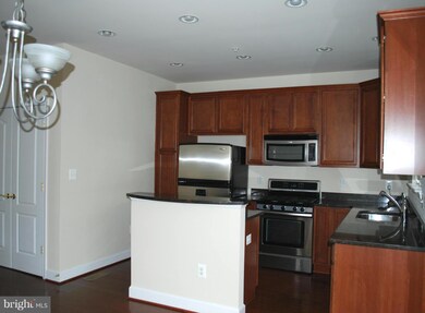 8001 Homefield Dr, Hyattsville, MD 20785 - photo 3