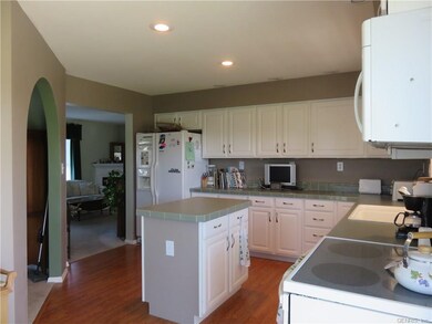 Beautiful Bright Open Kitchen w/Island and Breakfa