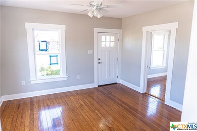 953 E Kingsbury St, Seguin, TX 78155 - photo 6