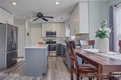 Updated Kitchen w/new cabinets & flooring