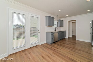 005-photo-dining-room-14421250