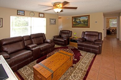 003_Family Room (1)
