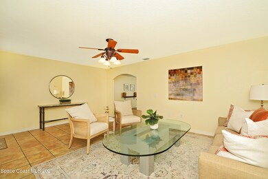5-Living Room (2)