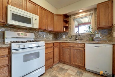 Kitchen w/Tile Backsplash