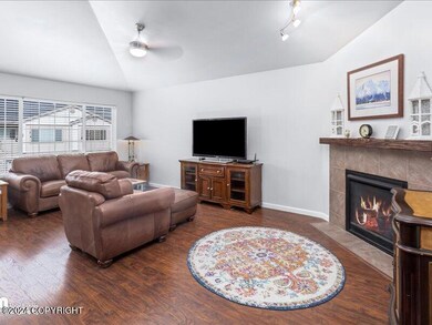 12-Living Room_IMG_2385