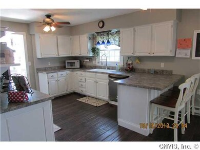 Kitchen Large kitchen with NEW counter tops