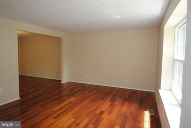 3115 Nestlewood Dr, Herndon, VA 20171 - photo 2