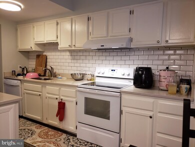 8962 Astongale Ct, Springfield, VA 22152 - photo 3