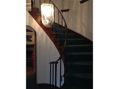 Entry/Foyer.