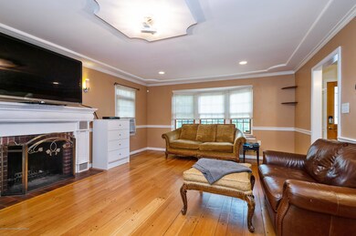 04_555ChainOHillsRoad_1_LivingRoom_HiRes