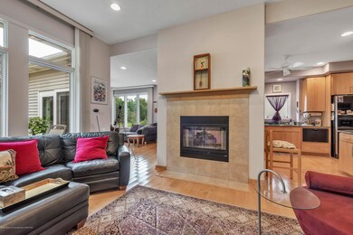 Livingroom with cozy 2 way fireplace