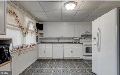 3204 Tartarian Ct, Halethorpe, MD 21227 - photo 5