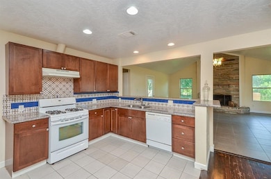 9318 Highlawn St, Houston, TX 77022 - photo 6