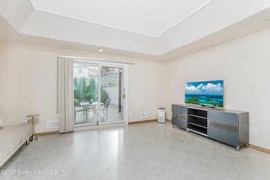 (5) FAMILY ROOM-1ST FLOOR