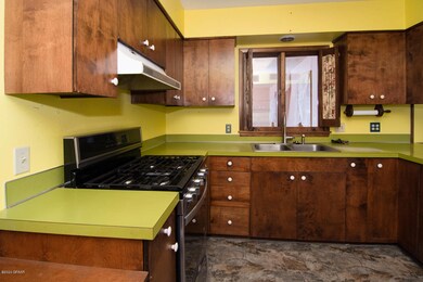 520 5th Ave S Crookston MN-large-004-006