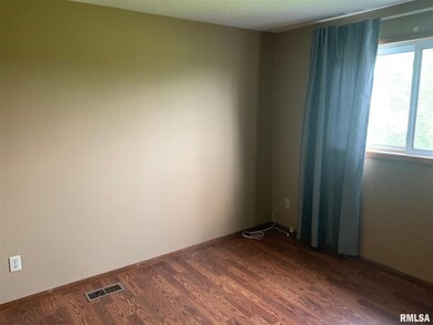 2101 Woodland Lakes Rd, Jacksonville, IL 62650 - photo 7