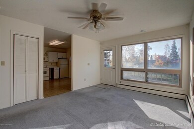 Living Room W/Ceiling Fan