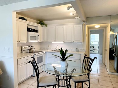 297 Camden M, West Palm Beach, FL 33417 - photo 4