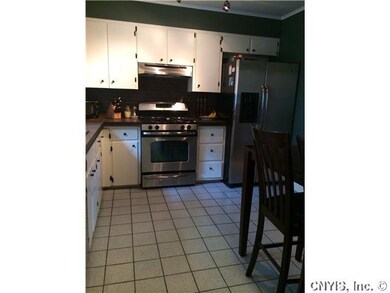Kitchen FABULOUS KITCHEN INCLUDES: NEWLY PAINTED C
