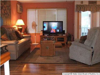 22 Simmons Ln, Staten Island, NY 10314 - photo 5