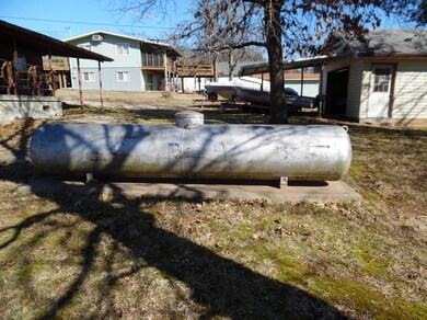 1000 gallon propane tank stays