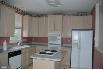 13000 Shamrock Glen Dr, Germantown, MD 20874 - photo 2