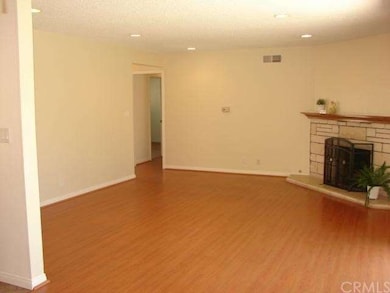 LIVINGROOM W/FIREPLACE