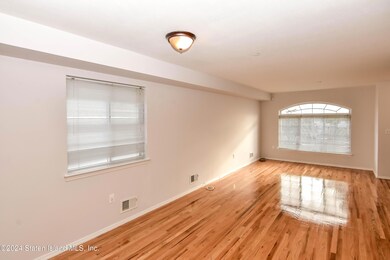 354 Simonson Ave, Staten Island, NY 10303 - photo 2