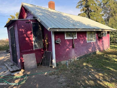 213 W C St, Wapato, WA 98951 - photo 2