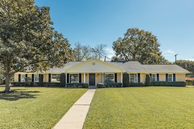 201 E Crestmont Dr, Alvin, TX 77511 - photo 2