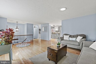 9212 Honey Creeper Ct, Burke, VA 22015 - photo 4