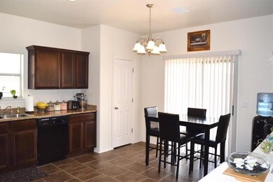 Dine in Kitchen Concept! Lots of space f
