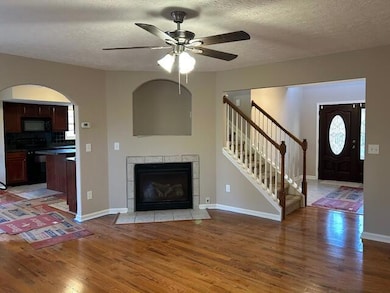 Move In Pics Int. GE 217 - 3096 Roundway