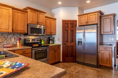 Kitchen & Dining