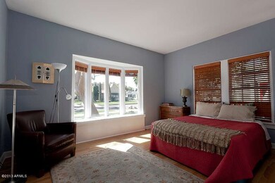 Bedroom w/ bay windows