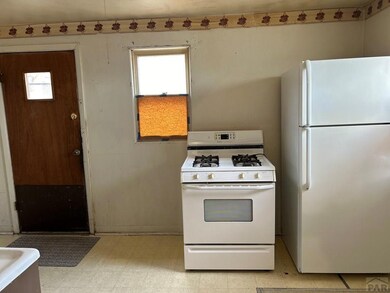 Kitchen appliances included