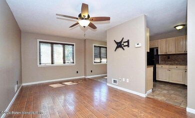 71 Ashley Ln, Staten Island, NY 10309 - photo 4