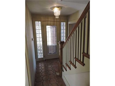 Entry/Foyer.