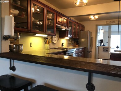 Kitchen-Breakfast Bar