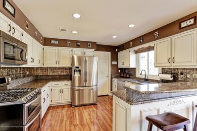 Eat-in-Kitchen
