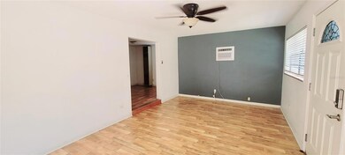 ENTRANCE/LIVING ROOM