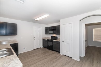 1406 Matthew St, Ennis, TX 75119 - photo 3