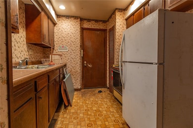 502 3rd St, Pitcairn, PA 15140 - photo 5