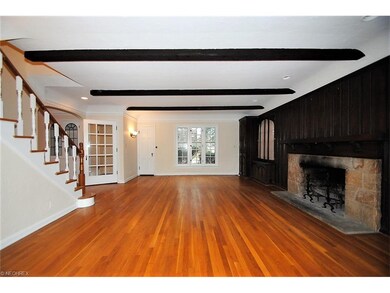 EXPANSIVE LIVING ROOM WITH GREAT FLOW TO KITCHEN A