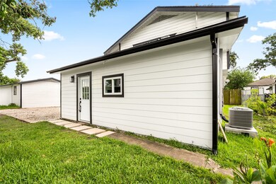 923 Knight St unit E, Houston, TX 77022 - photo 2