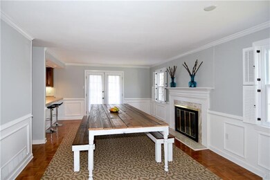 Large dining room could be two rooms in one - a fa