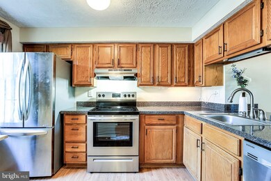 6008 Rowanberry Dr, Elkridge, MD 21075 - photo 2