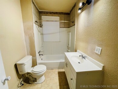 910 N Collins Ave, Okmulgee, OK 74447 - photo 7