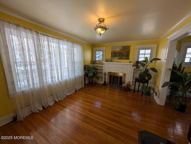 619 Leland - livingroom2